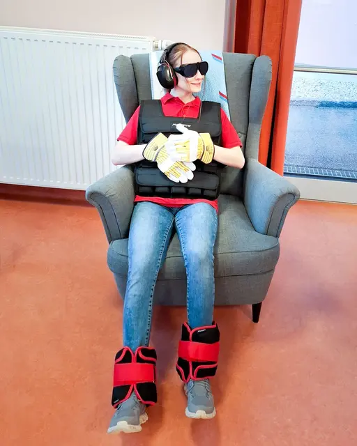 In spielerischen Selbsterfahrungen konnten die Besucherinnen und Besucher mit Gewichtensweste und -manschetten, Spezialbrillen, Schallschutzkopfhörern und Arbeitshandschuhen versuchen, alltägliche Aufgaben zu bewältigen. | Foto: Rotes Kreuz Salzburg