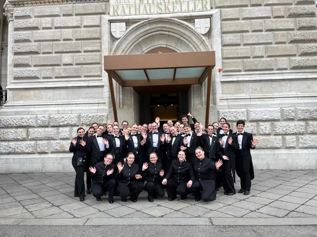 Die Schülerinnen aus dem Bezirk Gmunden mit dem gesamten HLW-Team vor ihrem Einsatz beim Wiener Opernball. | Foto: Don Bosco Schulen Vöcklabruck
