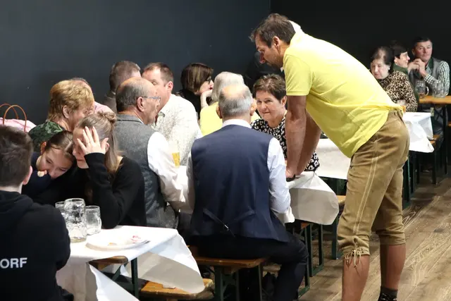 Zu ebener Erd' und im ersten Stock war das Gastpersonal im Einsatz | Foto: Gerhard Langmann