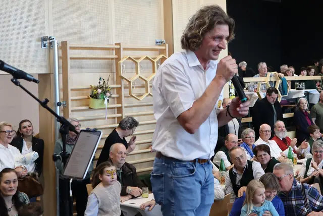 Obmann Peter Freydl als Bienen-Erklärer | Foto: Gerhard Langmann