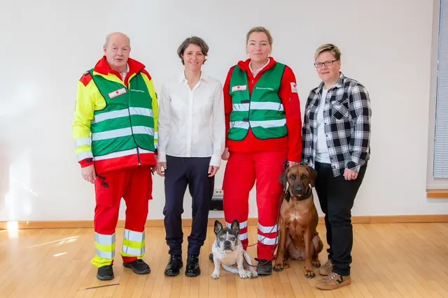 Die ehrenamtliche KIT-Mitarbeiterin Katja Stopper (2.v.r.) mit ihren beiden Hunden, Herfried Schober (l.) sowie Susanne Schwinger und Sissy Kollaritsch (r.) | Foto: KIT