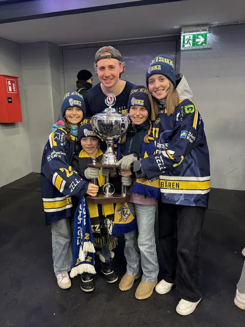 Die "Mitterer's" stämmten den Meisterpokal. | Foto: Mitterer