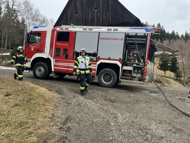 Die Feuerwehr am Einsatzort. | Foto: FF/Schaden