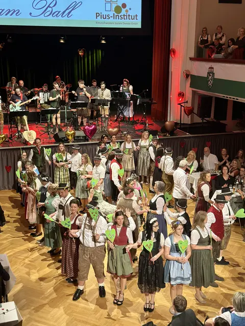 Die Polonaise wurden von den Klientinnen/Klienten mit Mitarbeitern/Mitarbeiterinnen des Pius-Instiuts getanzt. | Foto: Pius-Institut