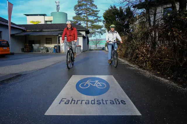 Bürgermeister-Stellvertreter Kay-Michael Dankl und Radbauleiter Markus Huber haben sich bei einem Lokalaugenschein von der sanierten Fahrradstraße überzeugt. | Foto: Stadt Salzburg/Rocio Escabosa