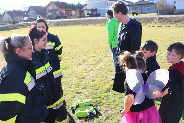 Wohlgemerkt - die Uniformen sind keine Verkleidung | Foto: Gerhard Langmann