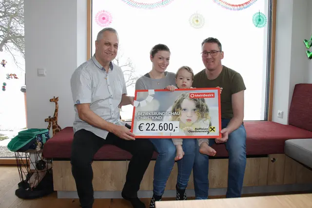 MeinBezirk-Geschäftsstellenleiter Wolfgang Forstner mit Familie Wollendorfer bei der symbolischen Spendenscheckübergabe. | Foto: MeinBezirk/Schütz