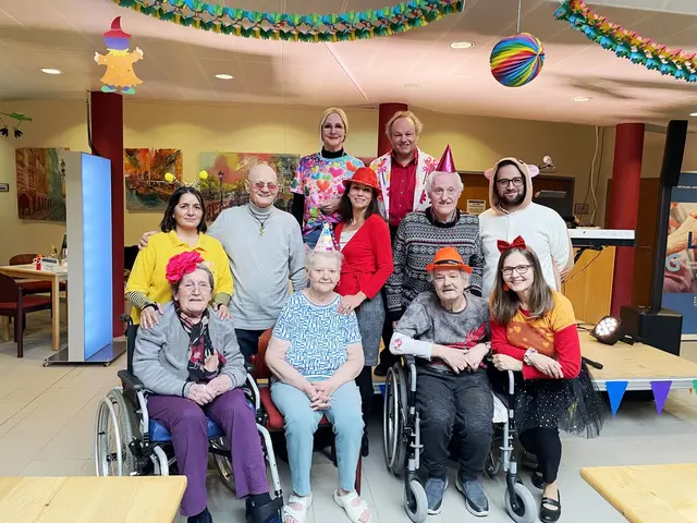 Über den gelungenen und heiteren Faschingsnachmittag im PBZ Mistelbach freuten sich
Kaufmännische Direktorin Jasmin Schaden Pflegedirektor Daniel Wieger
mit Managerin Ehrenamt und Alltagsbegleitung Gabriele Reiser-Fichtinger mit dem Musik-Duo
Bettina &amp; Hannes, ehrenamtlichen Mitarbeitern, Angehörigen sowie Bewohner.  | Foto: PBZ Mistelbach