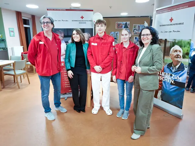Im Bild (v.l.): Alexander Holzer (Lehrausbildner, Rotes Kreuz Salzburg), Martina Plaschke (Wirtschaftskammer Salzburg), Bela Lenze (Pflegelehrling im ersten Lehrjahr, Rotes Kreuz Salzburg), Sarah Grubinger (Pflegelehrling im zweiten Lehrjahr, Rotes Kreuz Salzburg), Daniela Gutschi (Bildungsrätin). | Foto: Rotes Kreuz Salzburg