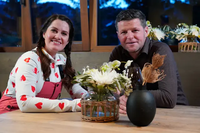 Heimatleuchten Moderatorin Conny Bürgler und Wirt der "Deantnerin" Mirko Verdorfer. | Foto: Lena Moik/ServusTV/Degn Film