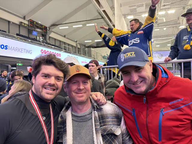 Ludwig und Walter gratulierten Verteidiger Bernhard Fechtig zum österreichischen Meistertitel. | Foto: Voithofer
