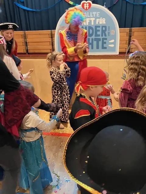 Ein Clown und ein Zauberer mischten sich unter die Gäste. | Foto: Martina Weixler