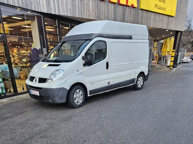 Der weiße Lieferwagen parkte direkt vorm Supermarkt. | Foto: Name d. Fotografen d. Red. bekannt