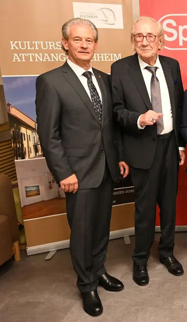 Bgm. Peter Groiß (l.) verlieh Helmut Kröpfel im Oktober 2025 den Ehrenring der Stadt. | Foto: Standgemeinde Attnang-Puchheim