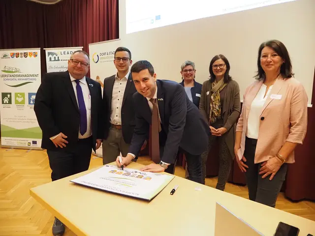 Sechs BürgermeisterInnen der Kleinregion „Landschaftspark Schmidatal Manhartsberg“ beim Unterschreiben der Kooperationsvereinbarung:  Franz Kloiber (BGM Maissau), Stefan Schröter (BGM Ziersdorf), Florian Hinteregger (Vereinsobmann und BGM Sitzendorf), Daniela Hagenbüchl-Schabl (BGM Hohenwarth), Irmtraud Traxler (BGM Heldenberg) und Auguste Lehner (BGM Ravelsbach). | Foto: Barbara Witzany