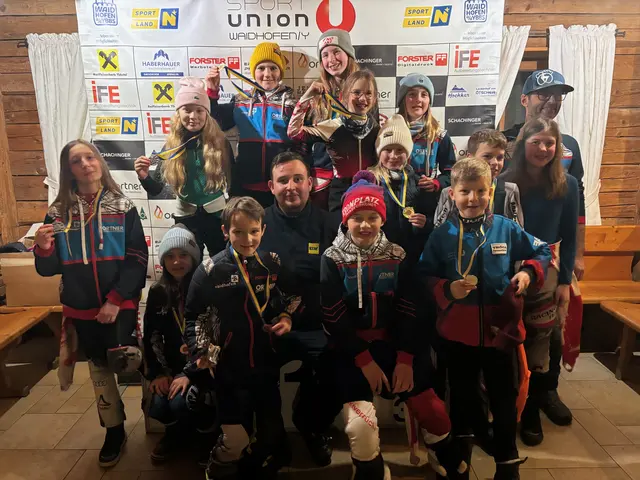 Flora u. Dorian Fischhuber, Trainer Fabio Kohout, Felix Kerschbaumer, MatteoRiess
Fabia Hofmacher, Luise Molterer, Kristian Kalavsky, Lina Füle, Lilli Brandecker, Maximilian Sperr, Emilia Jagersberger, Viktoria Kalavska, SophieKerschbaumer, Sektionsleiter Gerhard Langsenlehner | Foto: Sportunion Waidhofen/Ybbs