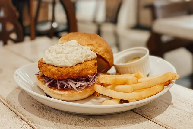 Ob Falafel-Burger oder vegane Pasta – die Auswahl an rein pflanzlichen Gerichten auf den Speisekarten wächst immer weiter. | Foto: pixabay