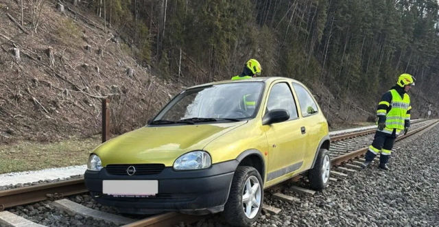 Ein Fahrzeug landete in Rosental auf dem Zuggleis, zum Glück war kein Zug unterwegs. | Foto: FF Rosental