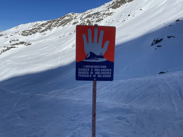 Nach dem Lawinenabgang unterhalb des Gampbergs in St. Anton am Arlberg wurde ein 19-jähriger Skifahrer vollständig verschüttet und schwer verletzt per Notarzthubschrauber geborgen. | Foto: Othmar Kolp (Symbolfoto)