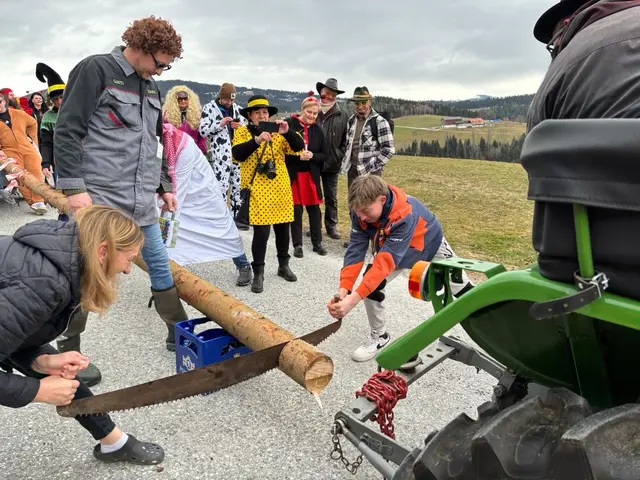 Vom Bloch wurden dann immer wieder Stücke abgesägt. So wie die Tradition es vorsieht. | Foto: Labler