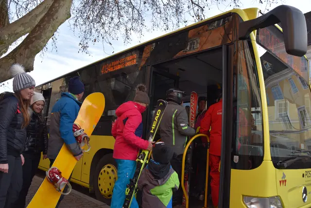 Im Winter kommt es durch Wintersportgäste immer wieder zu überfüllten Bussen. So auch im Sellraintal, wo kürzlich eine Kinderkrippengruppe zwischen Skiern und Co. keinen Platz fand. (Symbolbild) | Foto: Agnes Czingulszki 