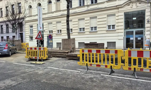 Der Asphalt wurde wegen Stromkabelarbeiten aufgebohrt. | Foto: Wolfgang Grabmayer