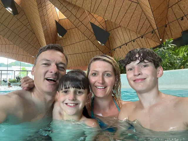 Nicht nur Wintersport, sondern auch der Schwimmsport sind für Hans Peter, Matteo, Ulrike und Leon Auernig (v. l.) etwas Besonderes.  | Foto: Auernig/KK