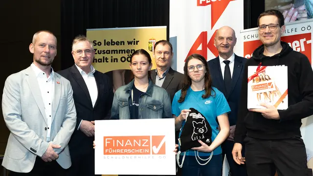 Johannes Kletzl (l.), Manfred Schörghuber (2.v.l.), Ernst Stummer (4.v.l.) und Christian Dörfel (2.v.r.) mit einer Lehrkraft und zwei Absolvent:innen des Finanzführerscheins. | Foto: Land OÖ/Andreas Krenn