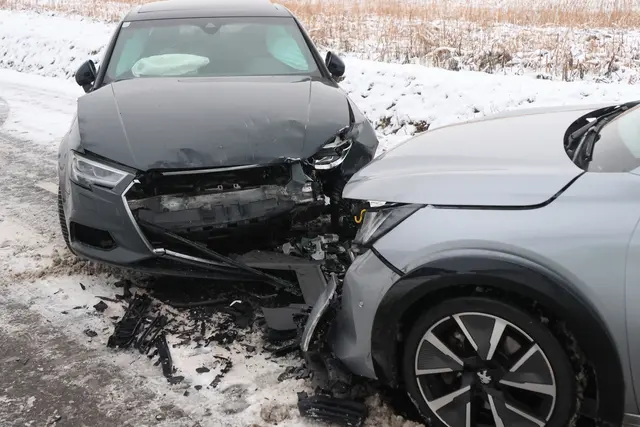 Im Schneechaos kollidierten auch in Buchkirchen zwei Pkw auf der Schartner Straße miteinander.