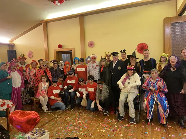Bürgermeister Wolfram Erasim, Obfrau Susanna Gramm mit tollen Masken am Faschingskränzchen der Pensionisten von Rabensburg.  | Foto: Gemeinde Rabensburg