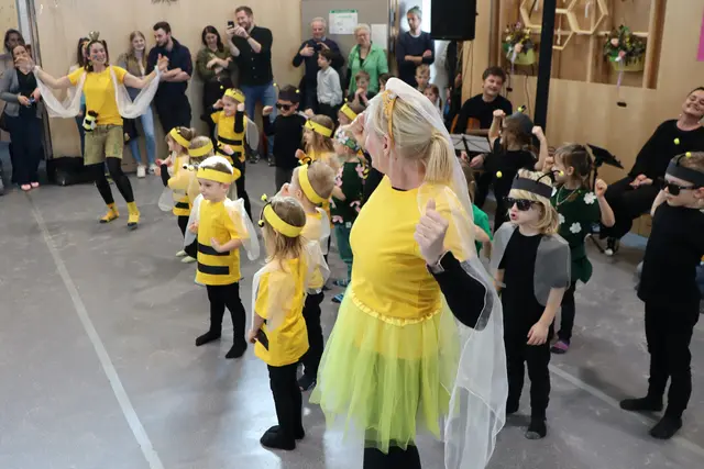 Die Kindergartenkinder flogen durch das Bienenjahr | Foto: Gerhard Langmann