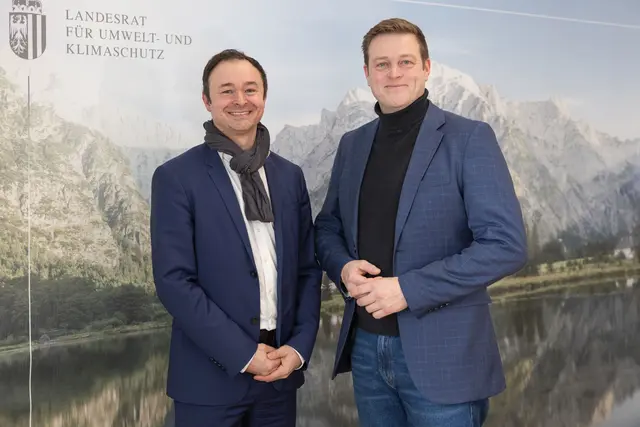 Landesrat Stefan Kaineder (Grüne, r.) und Christian Hammermüller präsentierten die Jahresbilanz der oö. Preisaufsicht. | Foto: Land OÖ/Guggenberger