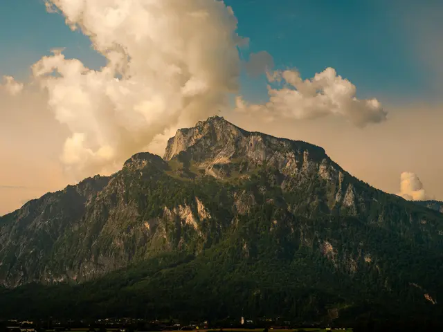 Der Salzburger Autor Siegfried Siller betrachtet den Hausberg aus unterschiedlichsten Blickwinkeln.  | Foto: Samir Ikhlef & Volkan Saracoglu