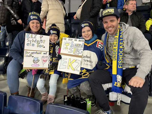Michi, Ella, Louis und Zeller Stadionsprecher "Galli", der mit dem Fanclub für noch mehr Stimmung sorgte. | Foto: Voithofer