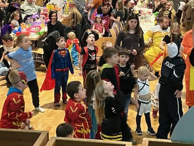 Die Kinder machten bei den verschiedensten Stationen gerne mit. | Foto: Martina Weixler
