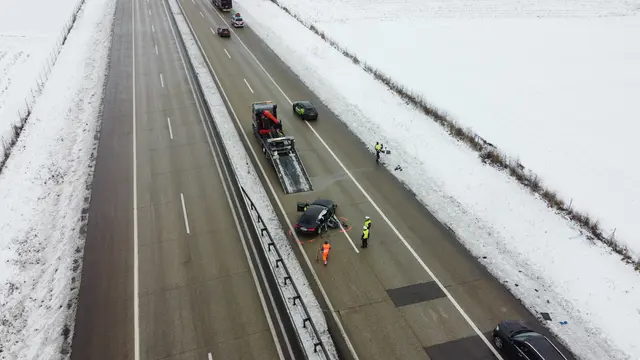 Weil er durch sein Handy abgelenkt war, kracht ein 18-Jähriger mit seinem Auto auf der A1 bei Eberstalzell in einen Lkw. | Foto: laumat.at