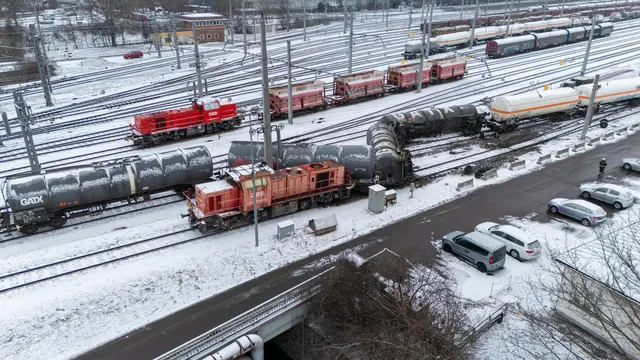 Bei Verschubarbeiten in der Nähe der Turmstraße entgleisten heute morgen mehrere leere Waggons eines Güterzugs und kippten um.  | Foto: Team Fotokerschi/Kerschbaummayr