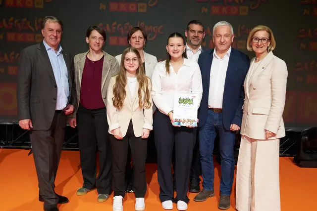WKNÖ-Präsident Wolfgang Ecker, Renate Stadlhofer, Andrea Dorr, die geehrten Lehrlinge Selina Wansch und Anna Baumgartner, Jürgen Wiesinger, Geschäftsführer Fritz Weber und Landeshauptfrau Johanna Mikl-Leitner (ÖVP). | Foto: Philipp Monihart