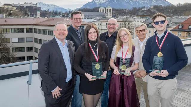 V. li.: Gastronomie-Obmann KommR Albert Ebner, Landesausbildungsexperte Benedikt Lang, Julia Berger (Landesmeisterin Küche), Spartenobmann KommR Ernst Pühringer, Angelina Schlick vom Grizzly Sport &amp; Motorrad Resort in St. Margarethen im Lungau (Landesmeisterin Rezeption), WKS-Präsident KommR Peter Buchmüller und Vitus Vogler (Service-Landesmeister). | Foto: © WKS/Neumayr