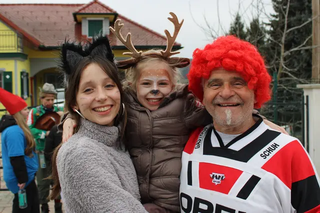 Ob groß oder klein - zahlreiche Gäste aus der ganzen Gemeinde besuchten den Faschingsumzug. | Foto: Anika Paul