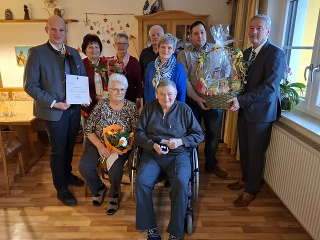 Auf dem Erinnerungsfoto präsentierte sich die Festgesellschaft (v. l. n. r.):  sitzend: Das Jubelpaar Maria und Alfred Seidl und dahinter Leonhard Riemer, Monika Weber, Maria Kappe, Franz und Karin Aichhorn, Alfred Seidl jun. und Andreas Kornherr | Foto: Gemeinde Hadres