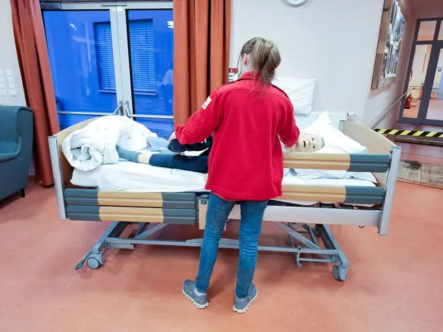 Mittels Simulationspuppen zeigten die Rotkreuz-Lehrlinge grundlegende Pflege-Handgriffe. | Foto: Rotes Kreuz Salzburg