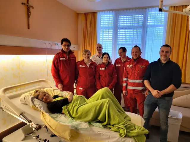 Strahlende Eltern und stolze Einsatzkräfte: Verena und Bernhard mit ihrem neugeborenen Sohn Reinhard im Klinikum Wels, gemeinsam mit der Rettungsmannschaft des Roten Kreuzes Eferding. | Foto: RK Eferding