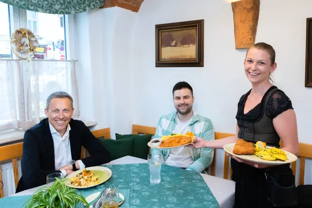 Das Schnitzel, serviert von Angelika im "Lend-Platzl" ist für MeinBezirk-Redakteur Markos Kropac (M.) bis Anfang April Geschichte – sollte er sich an seinen Fastenvorsatz halten. Hier hat es ihm beim Business Lunch mit Odörfer Haustechnik-Geschäftsführer Johannes Huber-Grabenwarter im "Lend-Platzl" geschmeckt. | Foto: Konstantinov