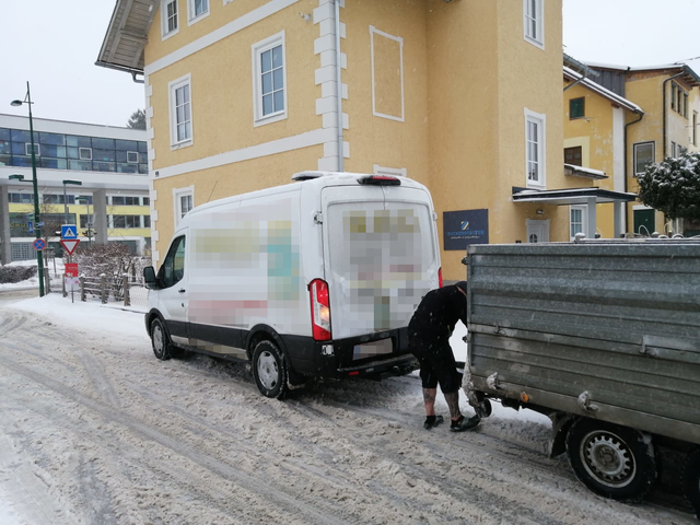 Der Kleintransporter mit Anhänger konnte die Fahrt auf der rutschigen Fahrbahn nicht fortsetzen. | Foto: Feuerwache Reiterndorf/Daniel Gschwandtner