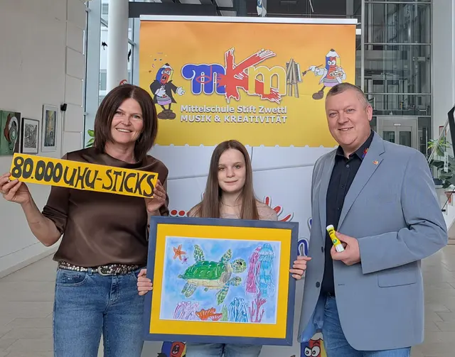 Besonders beeindruckte in diesem Jahr die Arbeit der Kreativschülerin Alvina Lang, die unter der Anleitung ihrer Zeichenlehrerin Claudia Spirk mit einer eindrucksvollen Mischtechnik aus Buntstiften, Lackstiften und Kreide ein farbenfrohes Meeresmotiv gestaltete.  | Foto: Musik- und Kreativmittelschule Stift Zwettl