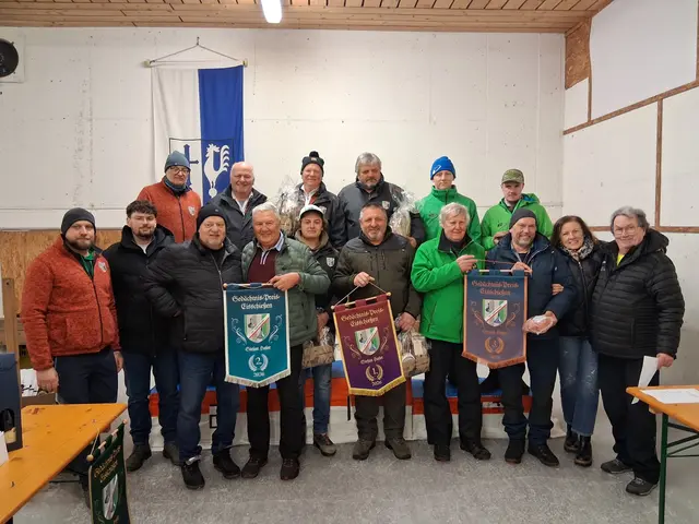Die Stockerlplatzierten mit den Offiziellen!
2. ESV Erpfendorf II, 1. ESV Erpfendorf I, 3. EC Oberndorf, im Bild mit vl. ESV Erpfendorf Obmann Michael Novak, Alois Hirzinger, Frau Gemeinderat Maria Braito und Bezirksobmann Andi Aberger. | Foto: Brigitte Müller; Herta Stöckl