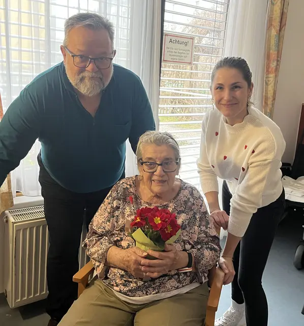Adolfine Beigelböck freut sich über Blumen von Direktor Michael Strozer und Pflegedirektorin Tanja Felber. | Foto: PBZ Klosterneuburg