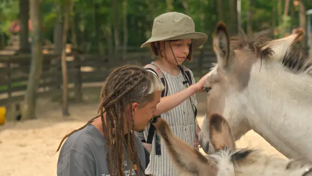 Tierpfleger Alfred Kofler und der kleine Noah bei den Dreharbeiten.  | Foto: Österreichischer Tierschutzverein
