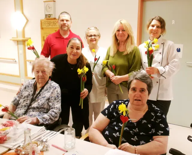 Den Wunsch eines von Liebe geprägten Valentinstages überbrachten die Kaufmännische Direktorin und Mitarbeitenden des PBZ, v.l. stehend: Manager Pflege und Betreuung (MPB) Helmut Schulmeister; Kaufmännische Direktorin Shajen Prohaska,  Daniela Daramus, Mitarbeiterin Ehrenamt und Alltagsbegleitung Michaela Bräuer, Küchenleiterin Elisabeth Kazmaier (vorne): Bewohnerinnen Hedwig Chyczy und Elisabeth Hölzl. | Foto: PBZ Orth